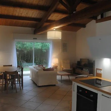 Vakantiehuis Agreable Maison Calme Avec Terrasse, Jardin Et Vue Sur Verger