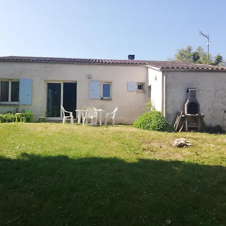 Vakantiehuis Agreable Maison Calme Avec Terrasse, Jardin Et Vue Sur Verger